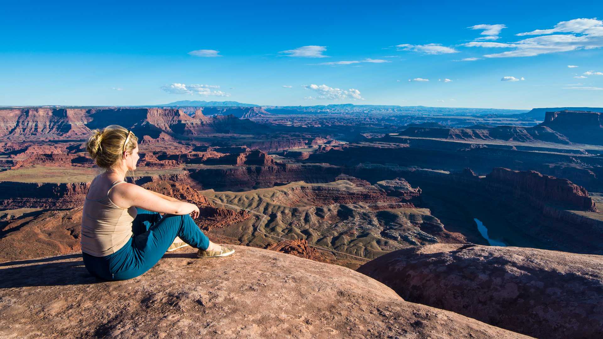 dead-horse-point-usa-utah-woman-at-a-overlook-over-the-canyonland-2022-12-16-22-42-38-utc.jpg
